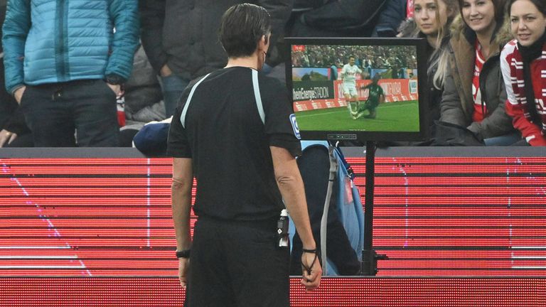 Ein häufiges Bild auch in der Bundesliga: Der Schiedsrichter greift auf den VAR zurück.