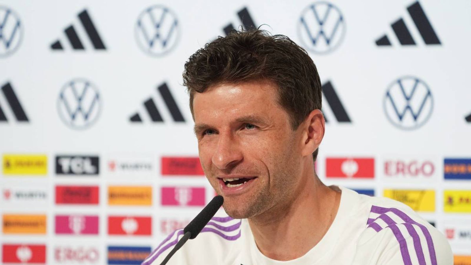 FC Bayern Thomas Müller freut sich über Vincent Kompany Fußball