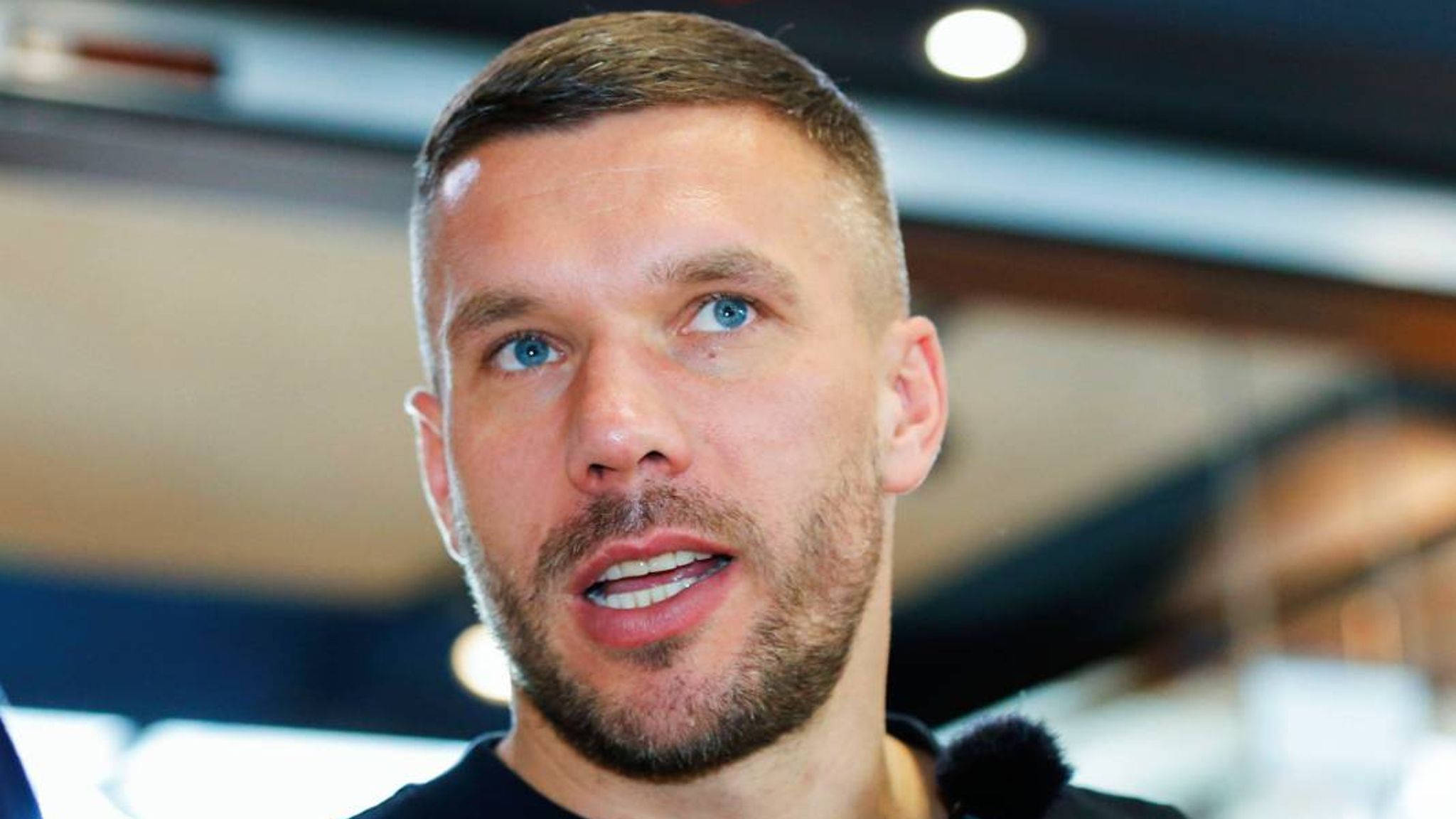 Lukas Podolski kritisiert die Bosse des 1. FC Köln nach dem Abstieg