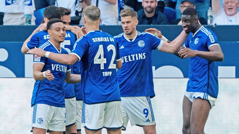 Der FC Schalke 04 feiert den Heimsieg gegen Rostock.