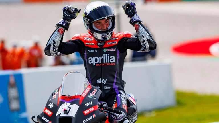 Der Spanier Aleix Espargaro profitiert bei seinem Sieg im Sprint in Barcelona von einem Unfall in der letzten Runde. 