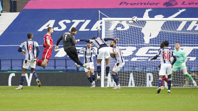 Lichtblick in einer dunklen Saison: 2020/21 scheint Liverpool wenig zu gelingen. Für die Champions-League-Qualifikation braucht Klopp einen Sieg gegen West Bromwich Albion. Keeper Alisson trifft per Kopf zum sensationellen Sieg in letzter Sekunde.