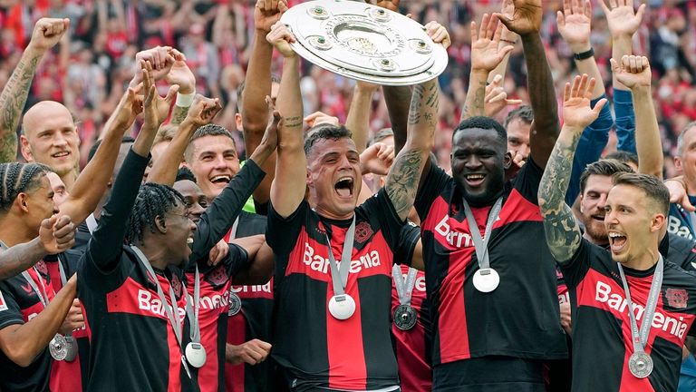 Die Spieler von Bayer Leverkusen erhielten vom Verein ein besonderes Präsent.