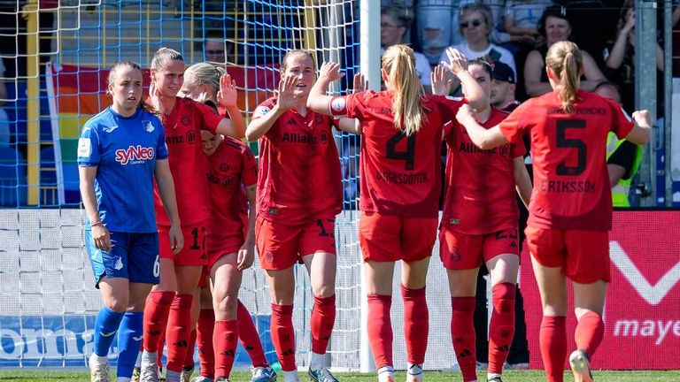 Die Bayern-Frauen bejubeln den Sieg zum Abschluss gegen Hoffenheim.