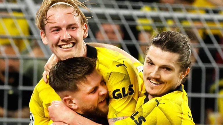 Dortmunds Siegtorschütze Niclas Füllkrug feiert gemeinsam mit Julian Brandt (oben) und Marcel Sabitzer (rechts).