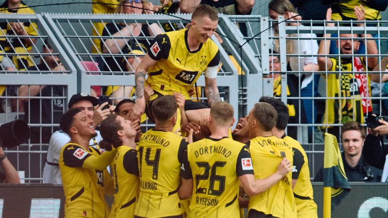 Die Dortmunder feiern Marco Reus nach seinem Traumtor zum 2:0