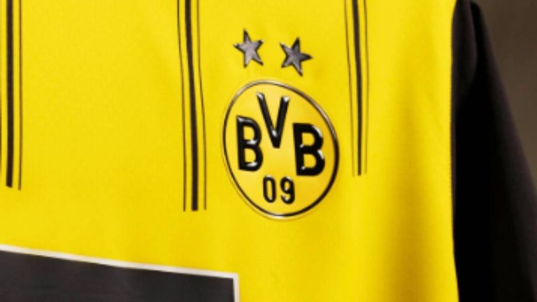 Der BVB hat sein neues Heimtrikot am Freitag offiziell vorgestellt. (Quelle: Twitter/Borussia Dortmund).