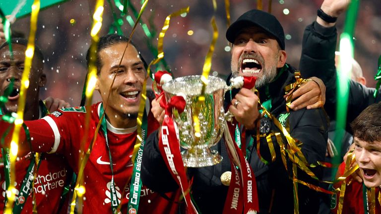 Ein letzter Titel im letzten Jahr: Mit dem Carabao Cup hat Jürgen Klopp gemeinsam mit Liverpool alle Titel auf nationaler Ebene gewonnen. Auch wenn es (höchstwahrscheinlich) der einzige Titel seiner Abschlusstournee mit den Reds bleiben wird.