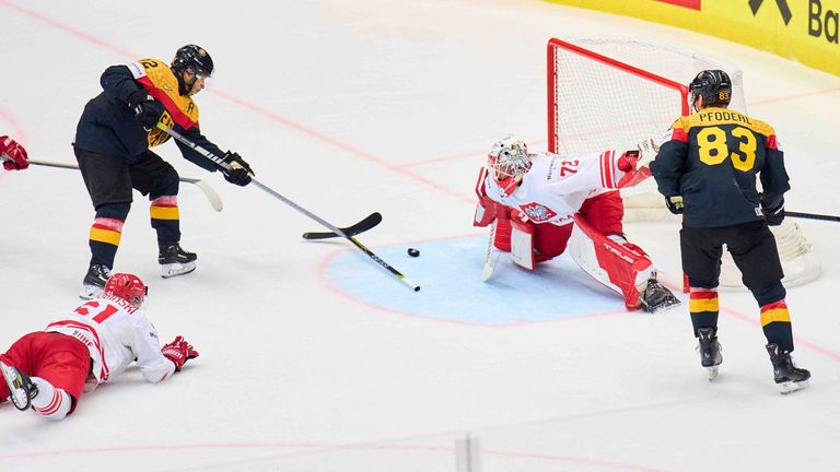 Die deutsche Eishockey-Nationalmannschaft steht mit dem Sieg gegen Polen im Viertelfinale der Weltmeisterschaft.