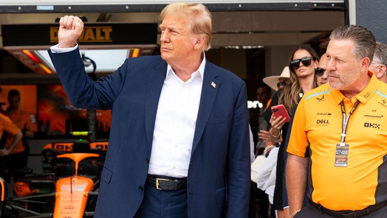 Ex-Präsident Donald Trump mit McLaren Teamchef Zak Brown beim Besuch des Grand Prix von Miami.