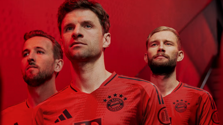 Das neue Heimtrikot der Bayern für die kommende Saison wird besonders von der Farbe rot dominiert. (Quelle: Homepage/FC Bayern)