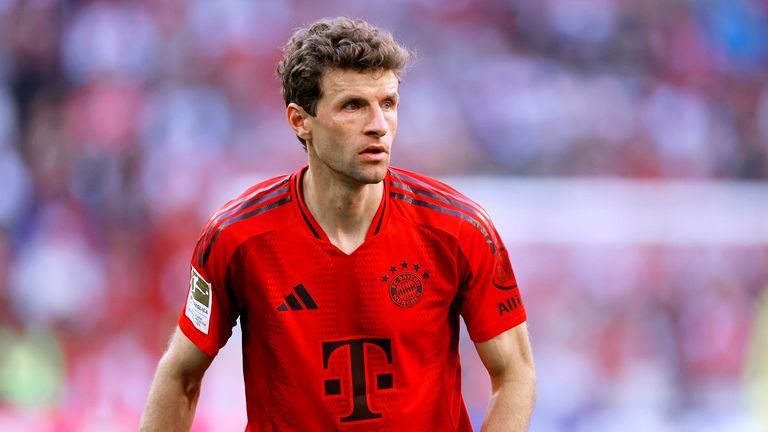 Thomas Müller im neuen Heimtrikot des FC Bayern.