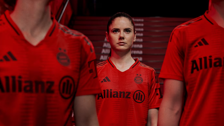 Auch die Bayern-Frauen ließen sich im neuen Trikot ablichten.