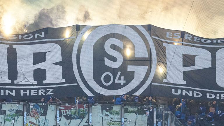 Fan-Ausschreitungen vor Schalke gegen Rostock.
