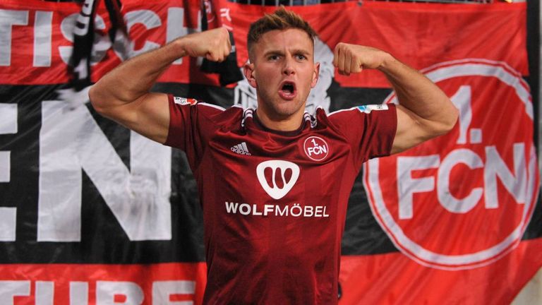 ... auch noch beim Erzrivalen 1. FC Nürnberg. Für den Club schoss er in zwei Jahren 18 Tore in 59 Pflichtspielen.