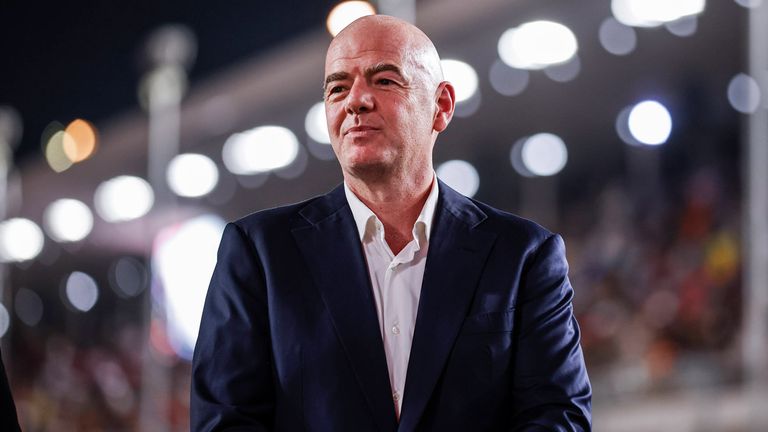 FIFA-Präsident Gianni Infantino kündigt ein neues FIFA-Videospiel an. 