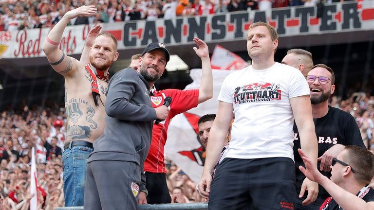 Stuttgarts Trainer Sebastian Hoeneß (2. v. l.) auf dem Zaun mit den VfB-Fans.