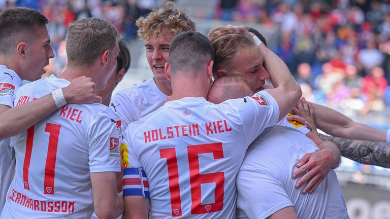 Holstein Kiel feiert einen Arbeitssieg beim SV Wehen Wiesbaden und erspielt sich einen ersten Matchball für den Bundesliga-Aufstieg.