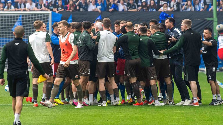 Schon beim Aufwärmen kommt es im Stadtderby zwischen dem Hamburger SV und St. Pauli zu Handgreiflichkeiten.