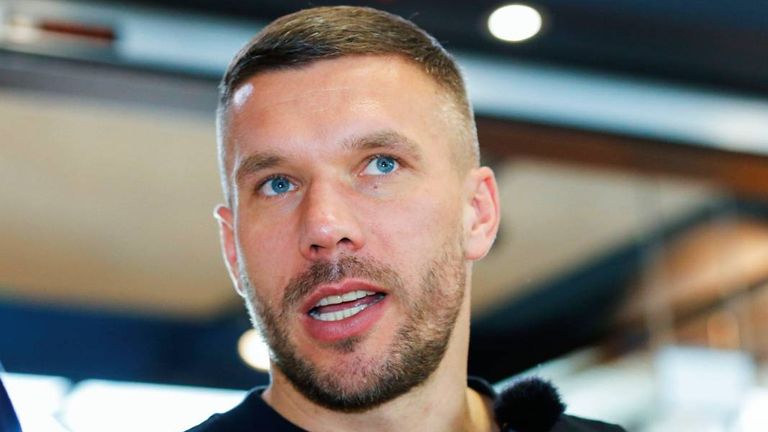 Lukas Podolski hat die Vereinsführung des 1. FC Köln scharf kritisiert. 