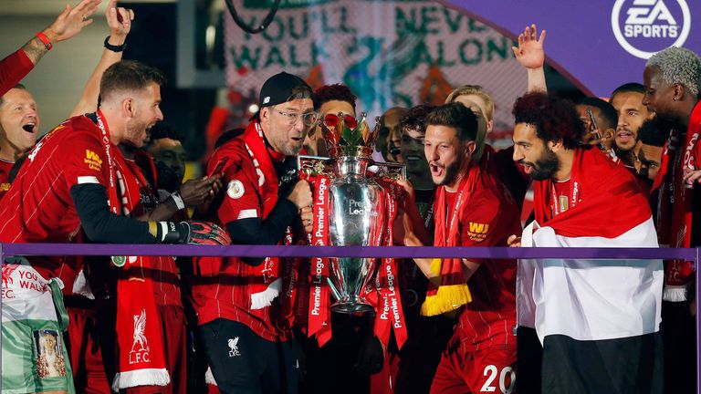 Nach dem Triple aus Champions League, UEFA Super Cup und Klubweltmeisterschaft im Jahr 2019 krönen sich Klopp und Liverpool 2020 mit dem ersten Titel in der Premier League seit 30 Jahren. 