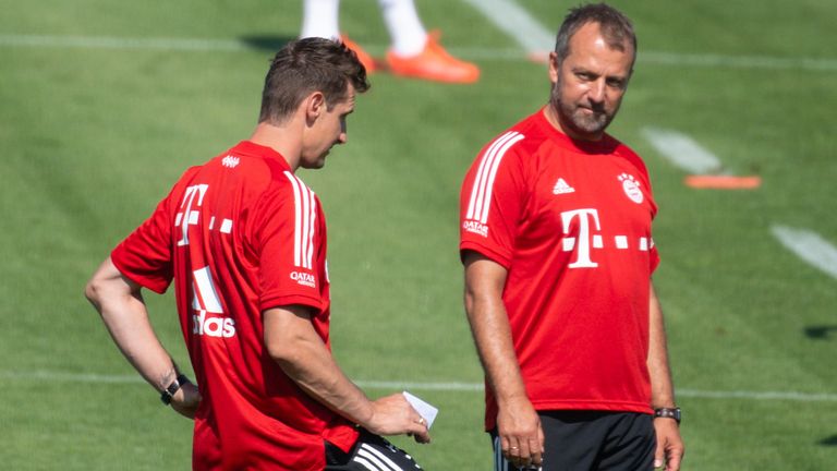 Arbeiten bald vielleicht wieder zusammen beim FC Bayern: Miroslav Klose (l.) und Hansi Flick. 