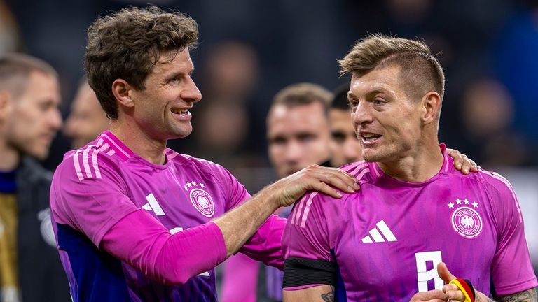 Thomas Müller (l.) mit seinem Nationalmannschaftskollegen Toni Kroos.