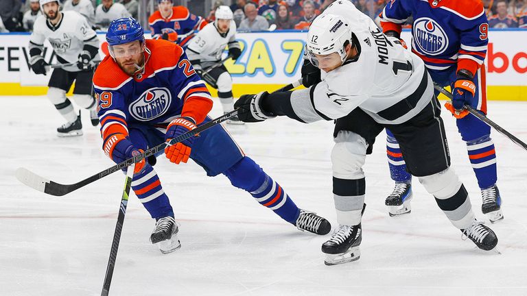 Leon Draisaitl (l.) schießt die Edmonton Oilers ins Viertelfinale der NHL-Playoffs.