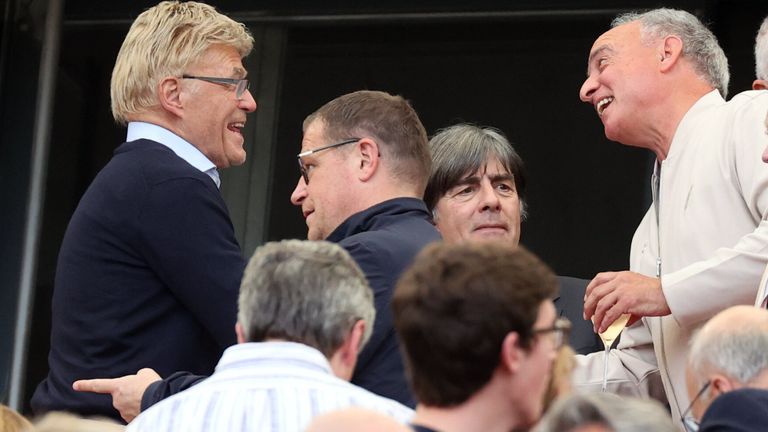 Max Eberl hat Joachim Löw am Samstag beim Südgipfel beim VfB Stuttgart begrüßt.