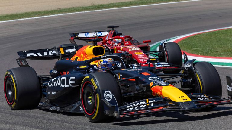 Max Verstappen (vorne) startet in Imola von der Pole Position - Ferrari lauert auf den Plätzen drei und vier dahinter. 