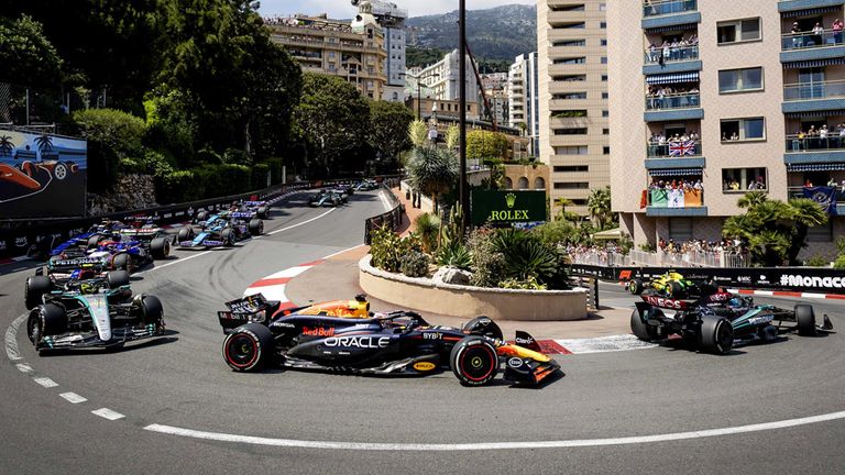 Max Verstappen (im Vordergrund) hing das ganze Monaco-Rennen im Mercedes-Sandwich fest.