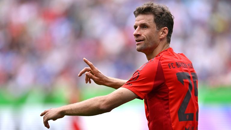 Bayerns Thomas Müller denkt bei aller Enttäuschung an Dortmunds Marco Reus.