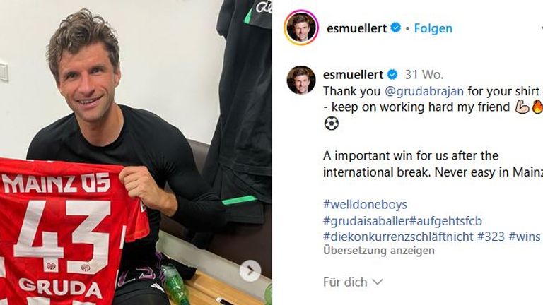 Thomas Müller posiert bei Instagram mit dem Trikot von Brajan Gruda. (Quelle: Instagram @esmuellert)