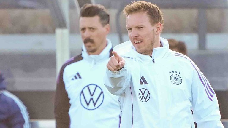 Bundestrainer Julian Nagelsmann (r.) darf bei der Heim-EM 26 Spieler nominieren.