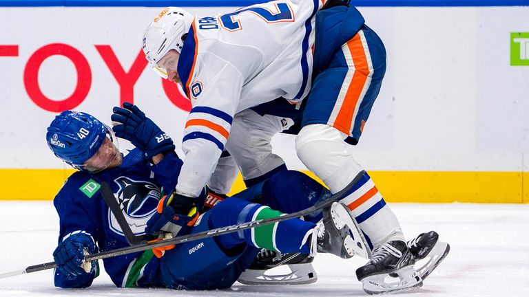 Leon Draisaitl (r.) steht mit den Edmonton Oilers kurz vor dem Playoff-Aus in der NHL.