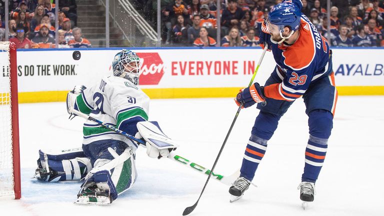 Leon Draisaitl (r.) zieht mit seinen Edmonton Oilers in Spiel drei gegen die Vancouver Canucks den Kürzeren.
