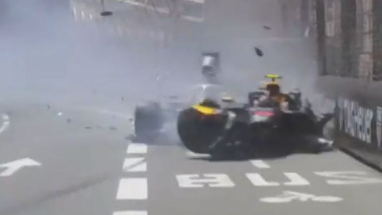 Das Auto von Sergio Perez wird bei einem Crash komplett zerstört. 
