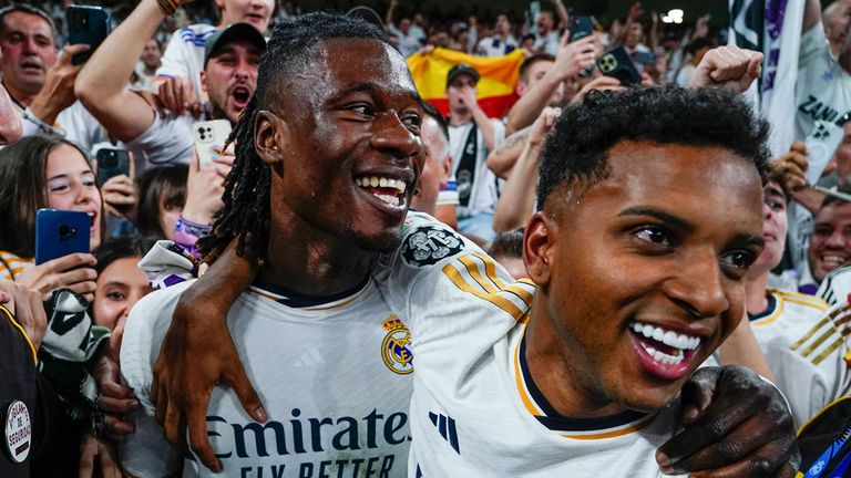 Eduardo Camavinga (l.) und Rodrygo feiern mit Real Madrid den Einzug ins Champions-League-Finale. 