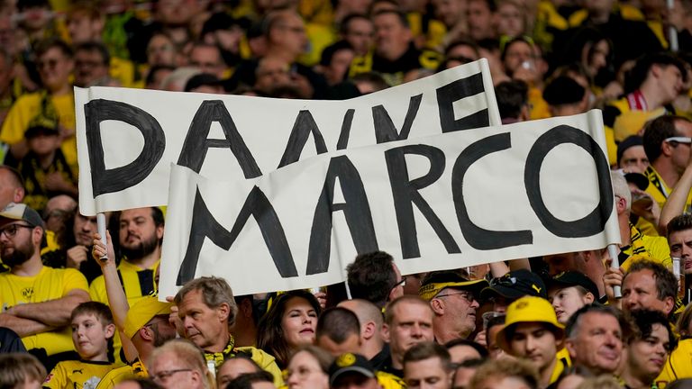 Überall im Stadion sind Banner zu Ehren von Marco Reus zu sehen.