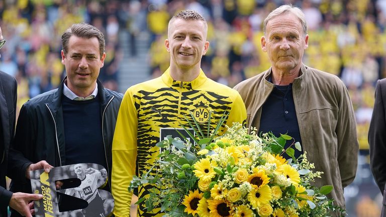 Marco Reus (M) wird von den BVB-Bossen Lars Ricken (l.) und Hans-Joachim Watzke verabschiedet.