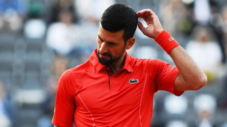 Novak Djokovic ist in Rom von einer Flasche am Kopf getroffen worden.