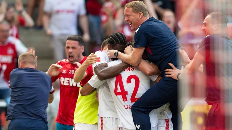 Die späte Erlösung: Köln-Trainer Timo Schultz feiert mit seinen Spielern den Sieg gegen Union Berlin.