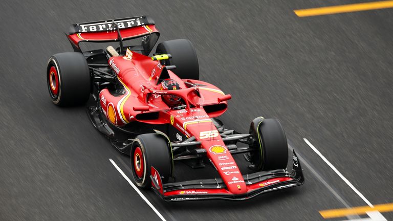 Beim Großen Preis von China war Carlos Sainz' Ferrari noch im traditionellen Rot gehalten. (Quelle: Scuderia Ferrari)