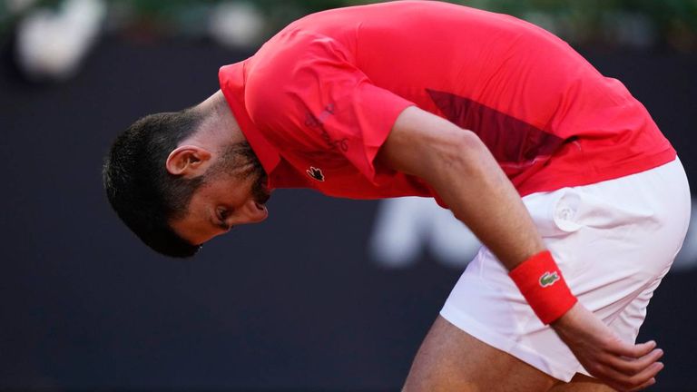 Novak Djokovic ist nach seinem Sieg in Rom von einer Flasche am Kopf getroffen worden. 
