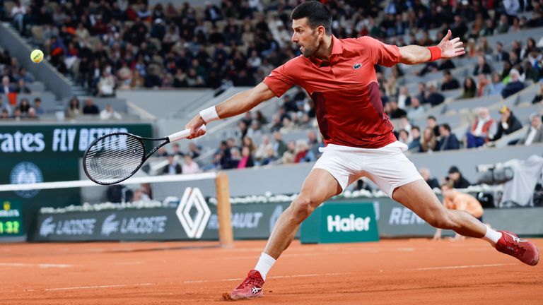 Novak Djokovic zieht bei den French Open in die dritte Runde ein.