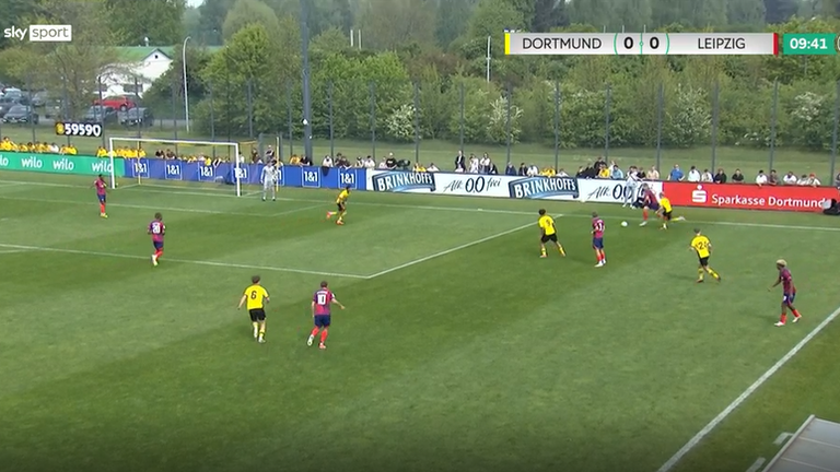 Im ersten Halbfinale trifft Borussia Dortmund auf RB Leipzig.