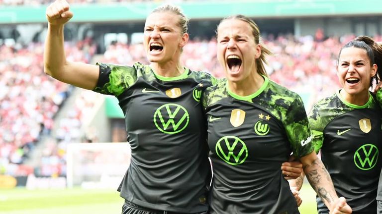 Alexandra Popp (l.), Lynn Wilms (m.)  und Lena Oberdorf (r.) bejubeln das zweite Wolfsburg-Tor im Pokalfinale. 