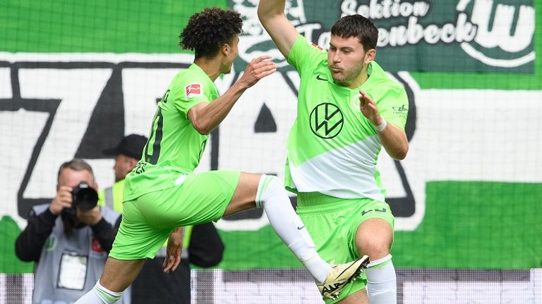 Wolfsburgs Jonas Wind (r.) bejubelt sein Tor mit Teamkollege Kevin Paredes.