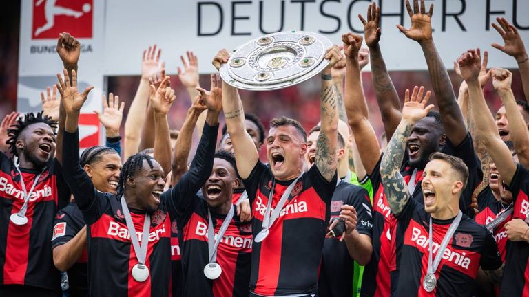 Bayer Leverkusen erhält die Meisterschale.