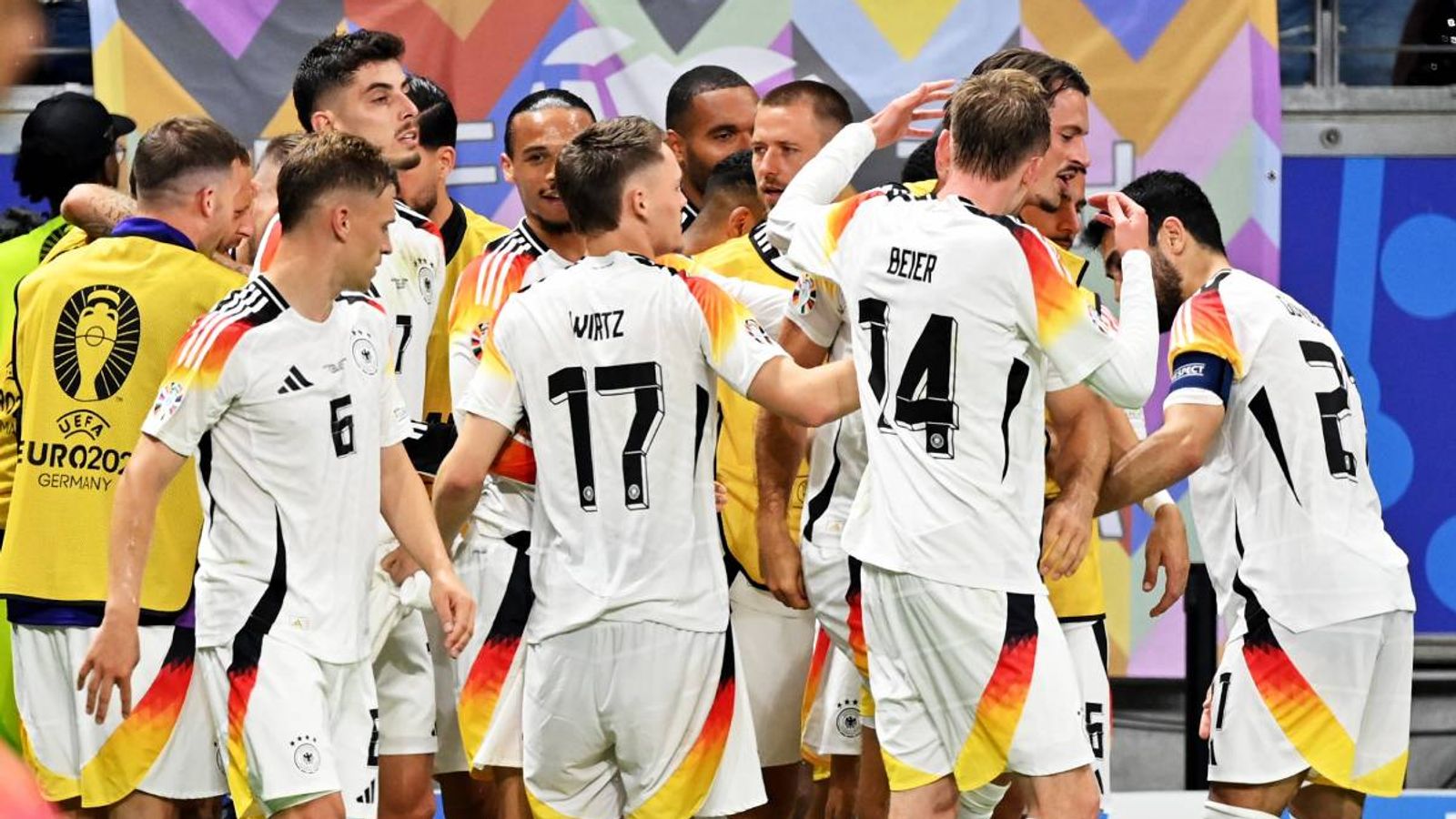 Deutschland spielt gegen Spanien in den weißen Heimtrikots